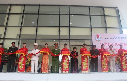 Phó Chủ tịch nước Nguyễn Thị Doan và các đại biểu cắt băng khánh thành giai đoạn 1 Thư viện Nghiệp vụ Cảnh sát